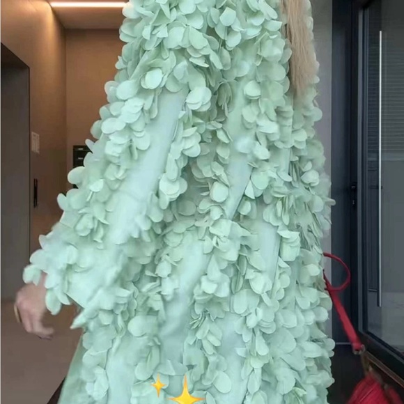 Zara green petal coat - Picture 9 of 10